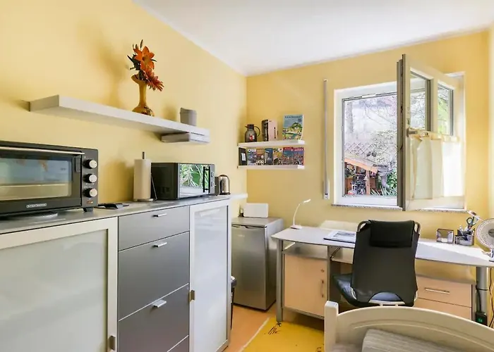 7 Min To Citycenter Subway U3 100M, Southside Singleroom Own Shower Wc, Tv, Dishes Fridge, Oven, Waterheater, Coffeemashine- Free C ,Bike For Free , Next To River And Park, Many Restaurants And Supermarkets Around 200M, Nonsmoker !