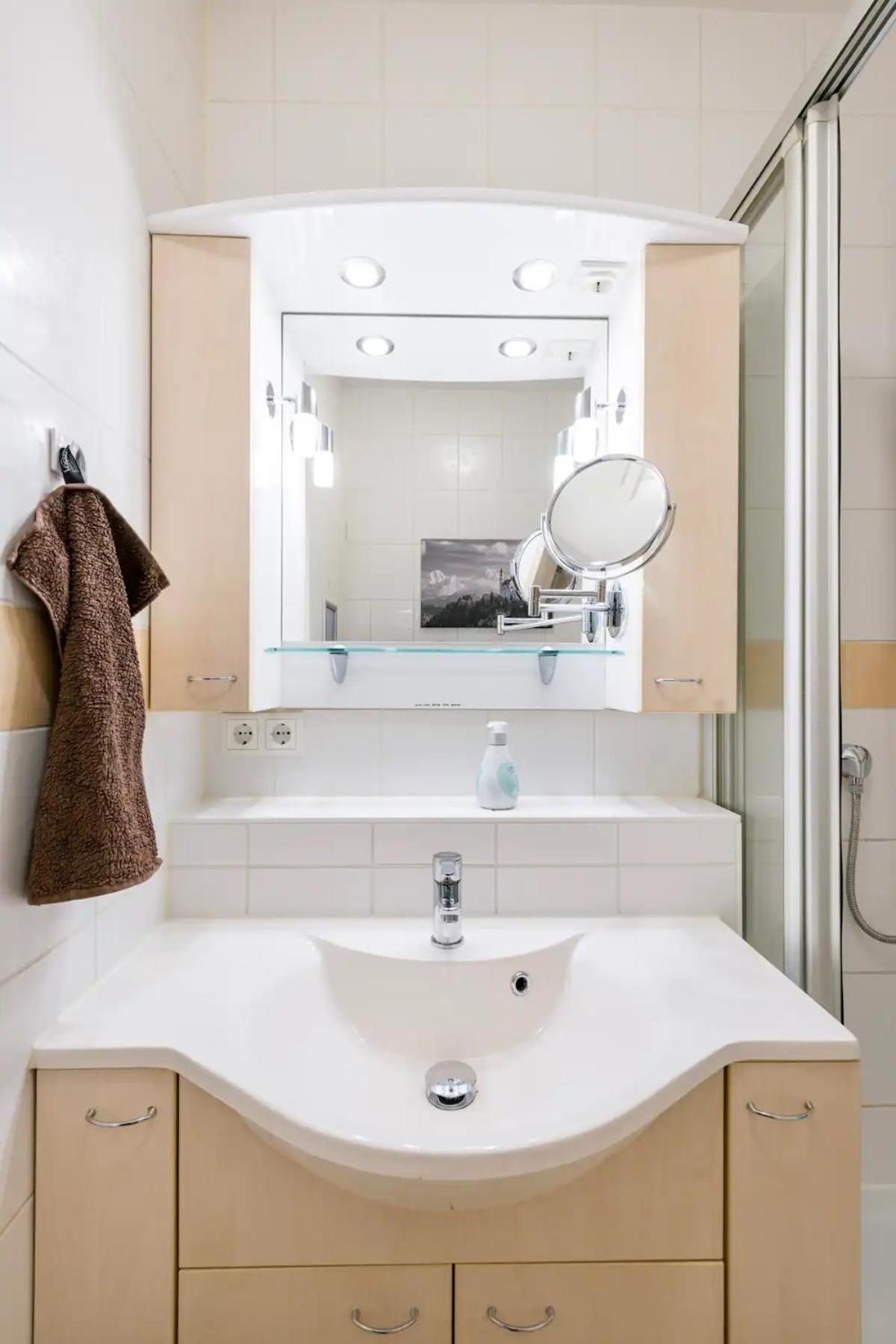7 Min To Citycenter Subway U3 100m, Southside Singleroom Own Shower Wc, Tv, Dishes Fridge, Oven, Waterheater, Coffeemashine- Free C ,bike For Free , Next To River And Park, Many Restaurants And Supermarkets Around 200m, Nonsmoker ! Homestay Munich
