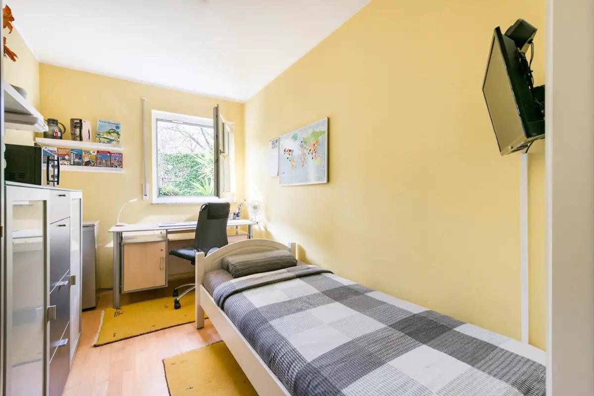7 Min To Citycenter Subway U3 100m, Southside Singleroom Own Shower Wc, Tv, Dishes Fridge, Oven, Waterheater, Coffeemashine- Free C ,bike For Free , Next To River And Park, Many Restaurants And Supermarkets Around 200m, Nonsmoker ! Homestay *