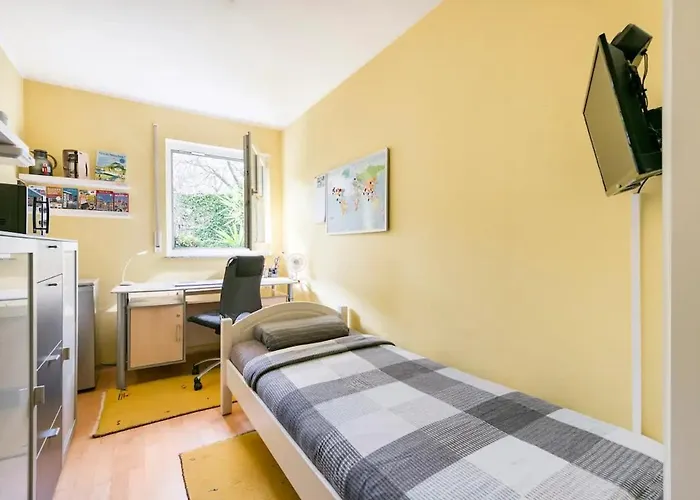 7 Min To Citycenter Subway U3 100M, Southside Singleroom Own Shower Wc, Tv, Dishes Fridge, Oven, Waterheater, Coffeemashine- Free C ,Bike For Free , Next To River And Park, Many Restaurants And Supermarkets Around 200M, Nonsmoker !